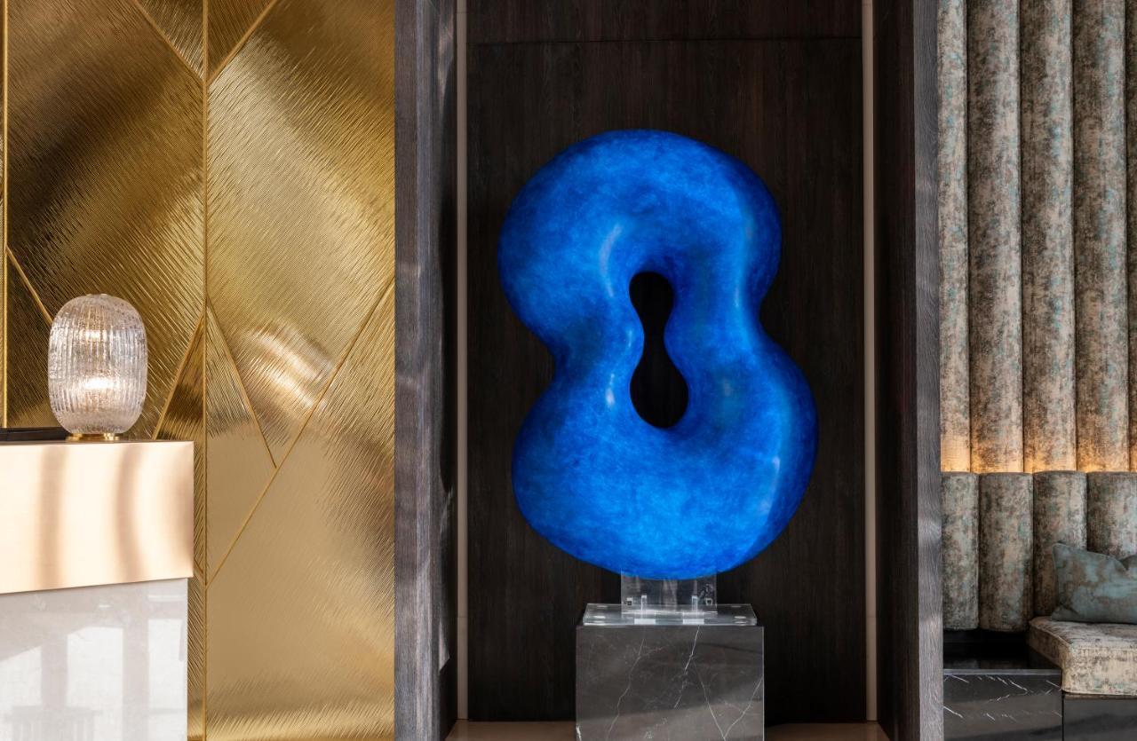 Jareed Hotel Riadh Exterior foto The sculpture "8" by the artist at the entrance of the hotel