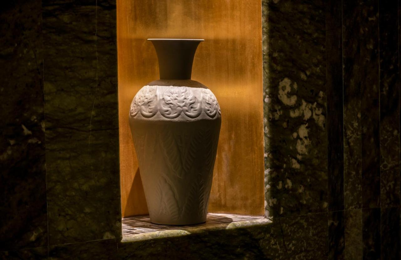 Jareed Hotel Riadh Exterior foto A vase in the window of a house in the village of Gali