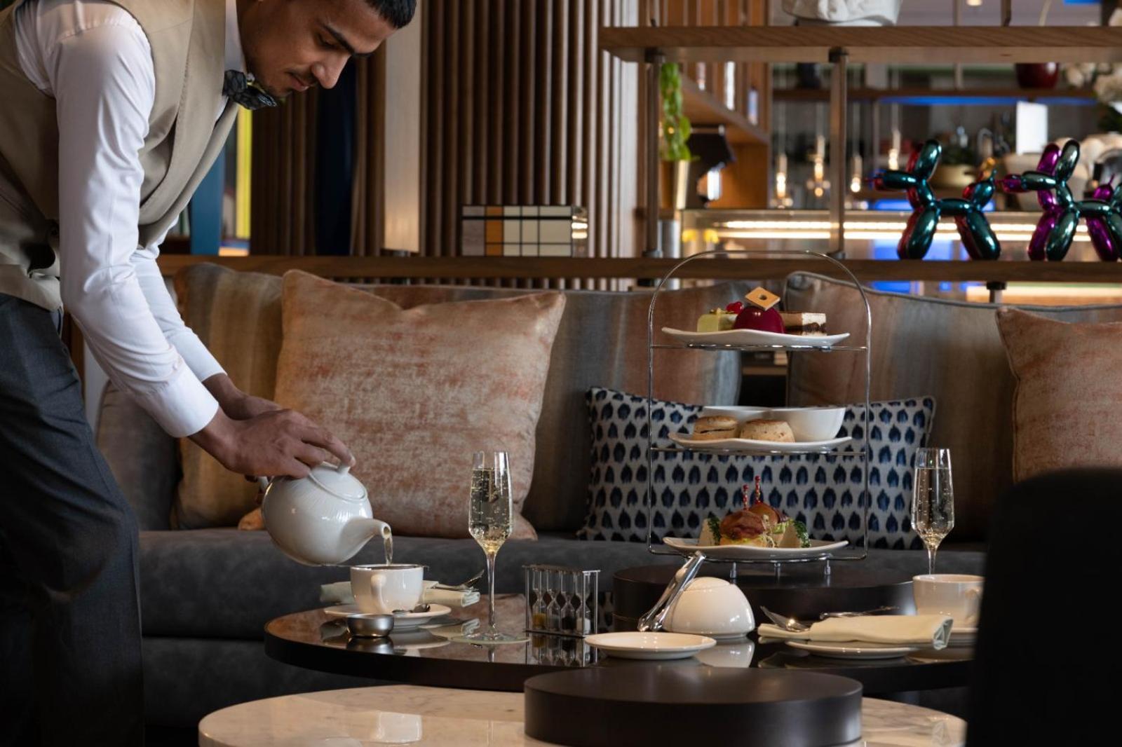 Jareed Hotel Riadh Exterior foto A butler at work