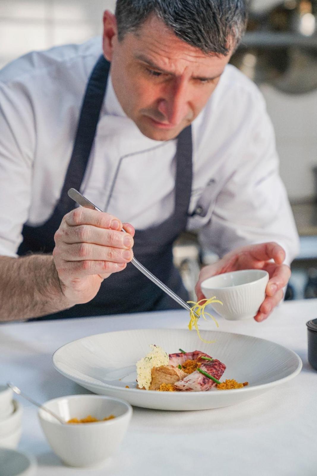 Jareed Hotel Riadh Exterior foto A chef using a vegetable peeler